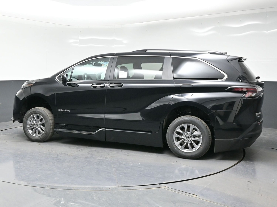 New 2026 Toyota Sienna Hybrid XLE Base - BraunAbility Side Entry Entry Fold Out Automatic Ramp