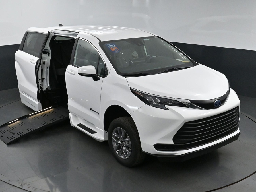 New 2025 Toyota Sienna Hybrid LE - BraunAbility Side Entry Entry Fold Out Automatic Ramp