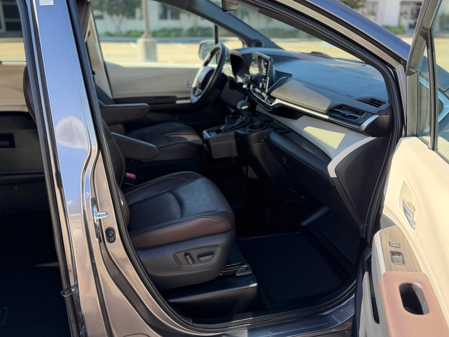 Used 2023 Toyota Sienna Hybrid Platinum - BraunAbility Side Entry Entry In Floor Automatic Ramp