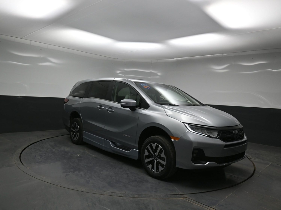 Silver Honda Odyssey image number 17