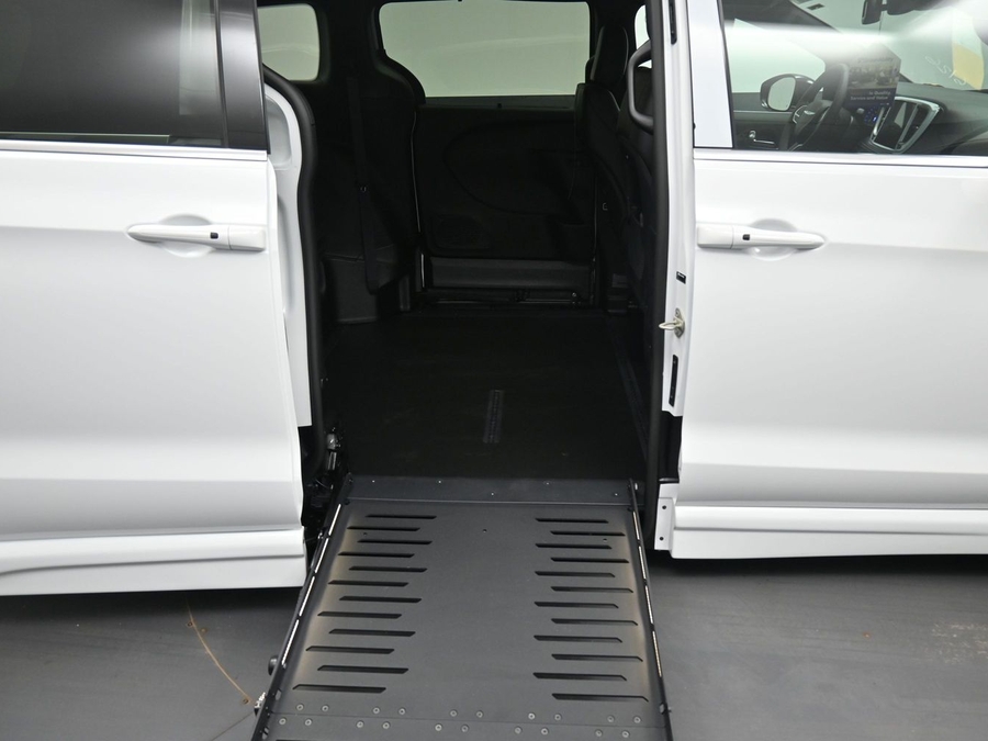 White Chrysler Pacifica image number 16