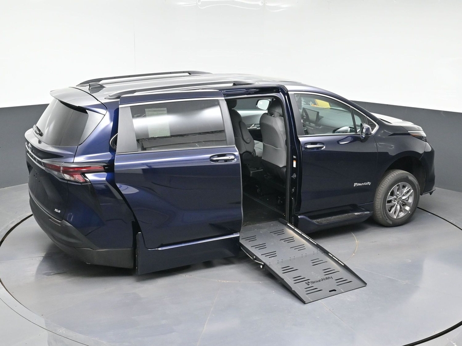 New 2026 Toyota Sienna Hybrid XLE Base - BraunAbility Side Entry Fold Out Automatic Ramp