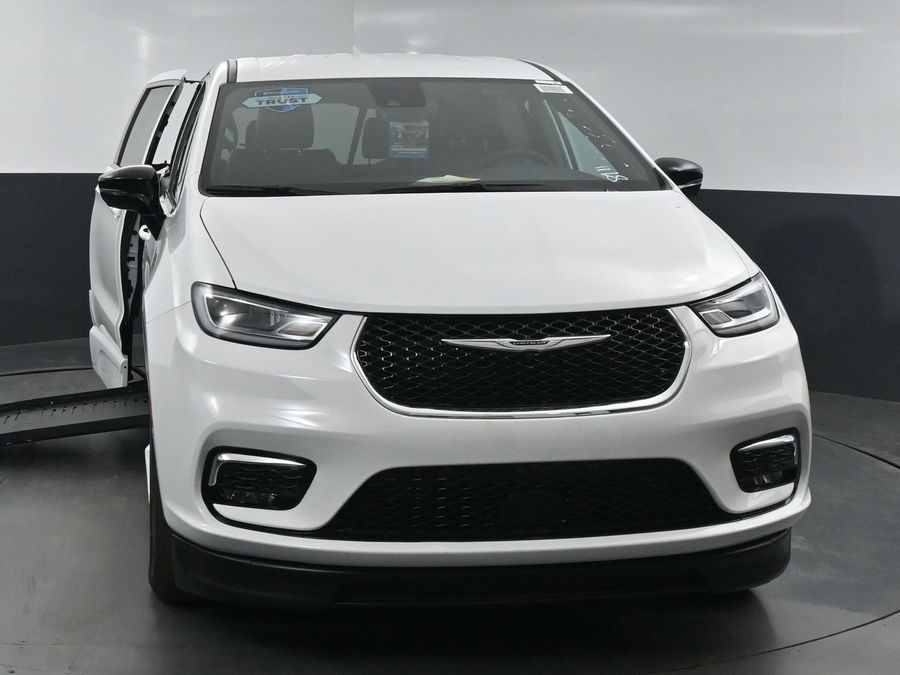 New 2025 Chrysler Pacifica Select Safety - BraunAbility Side Entry Entry Fold Out Automatic Ramp