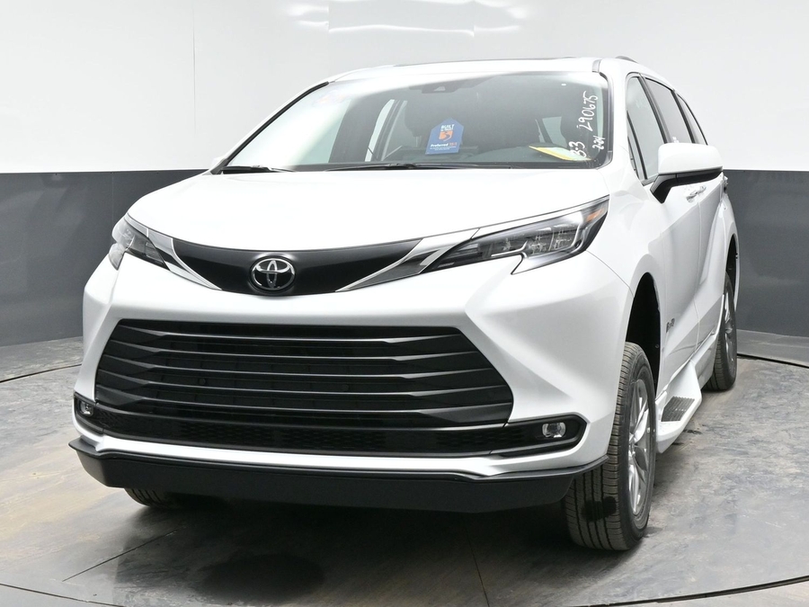 New 2026 Toyota Sienna Hybrid XLE Base - BraunAbility Side Entry Entry Fold Out Automatic Ramp