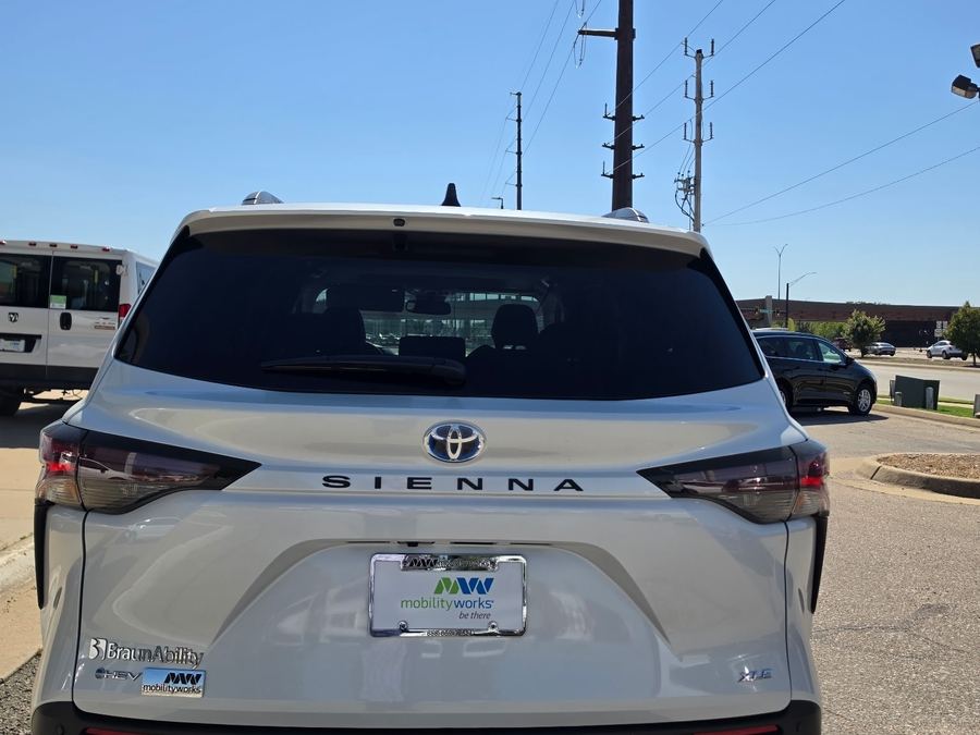 White Toyota Sienna image number 19
