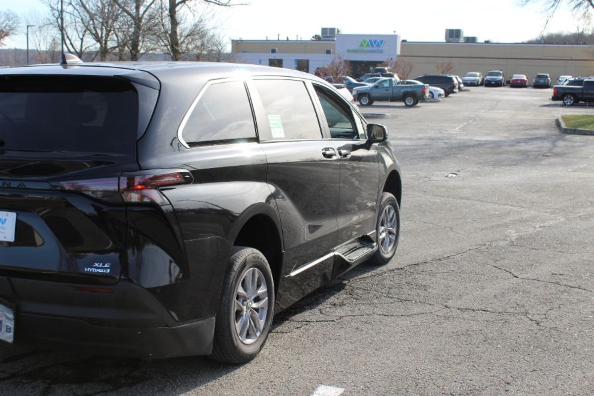 Black Toyota Sienna image number 6