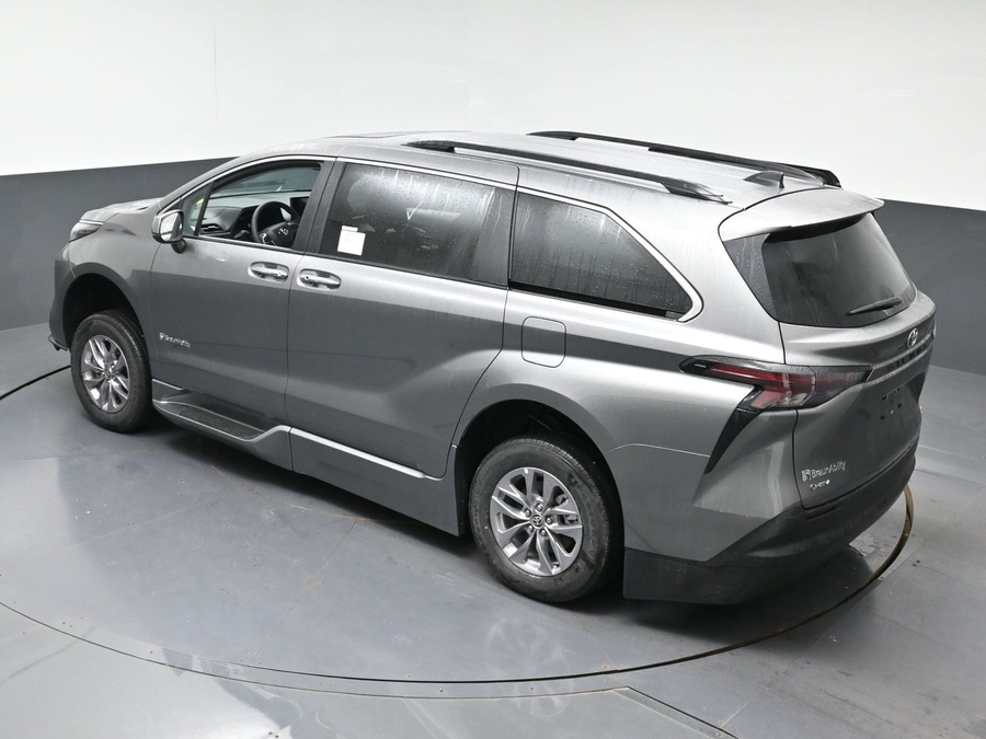 New 2026 Toyota Sienna Hybrid XLE Base - BraunAbility Side Entry Fold Out Automatic Ramp