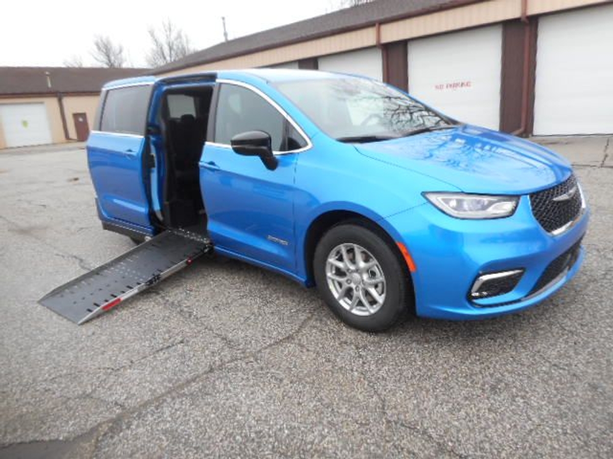 Blue Chrysler Pacifica image number 8