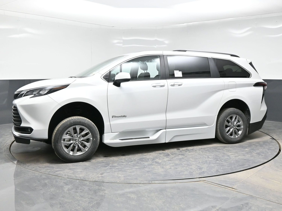 New 2026 Toyota Sienna Hybrid XLE Base - BraunAbility Side Entry Fold Out Automatic Ramp
