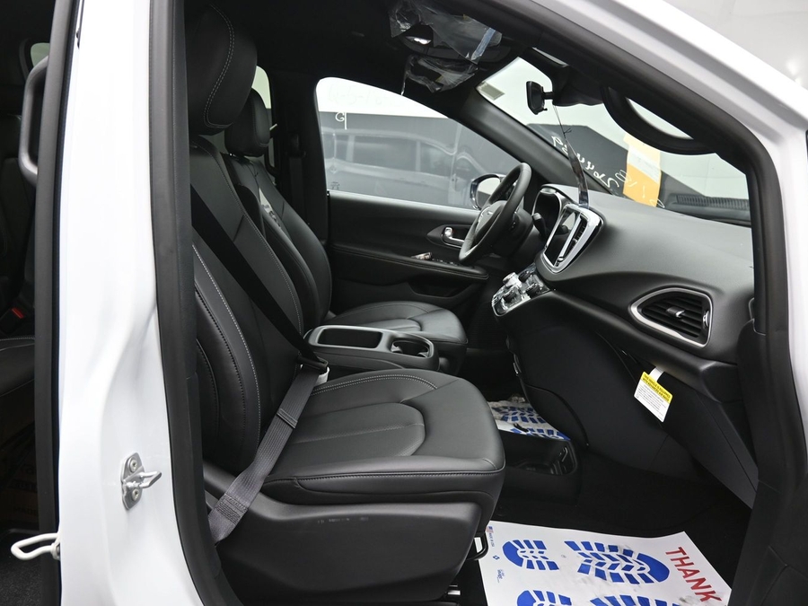 White Chrysler Voyager image number 11
