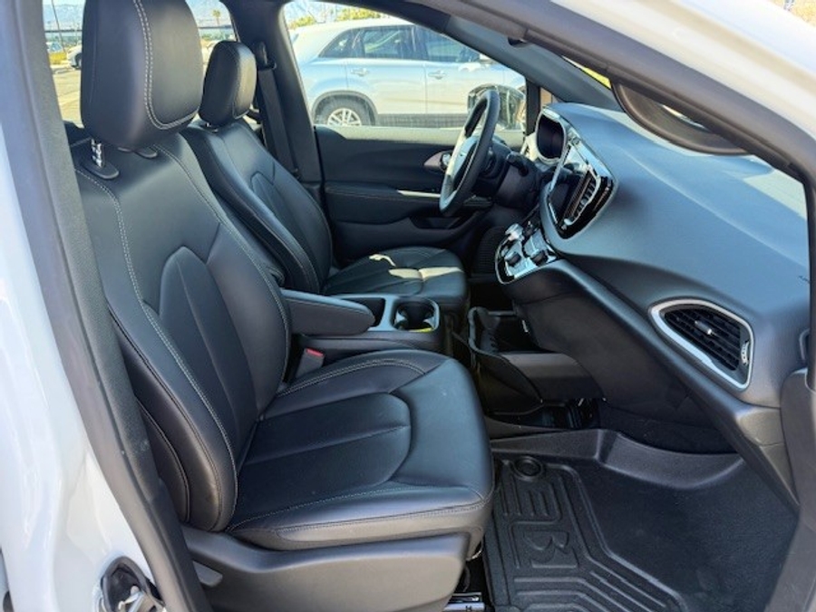 White Chrysler Voyager image number 6