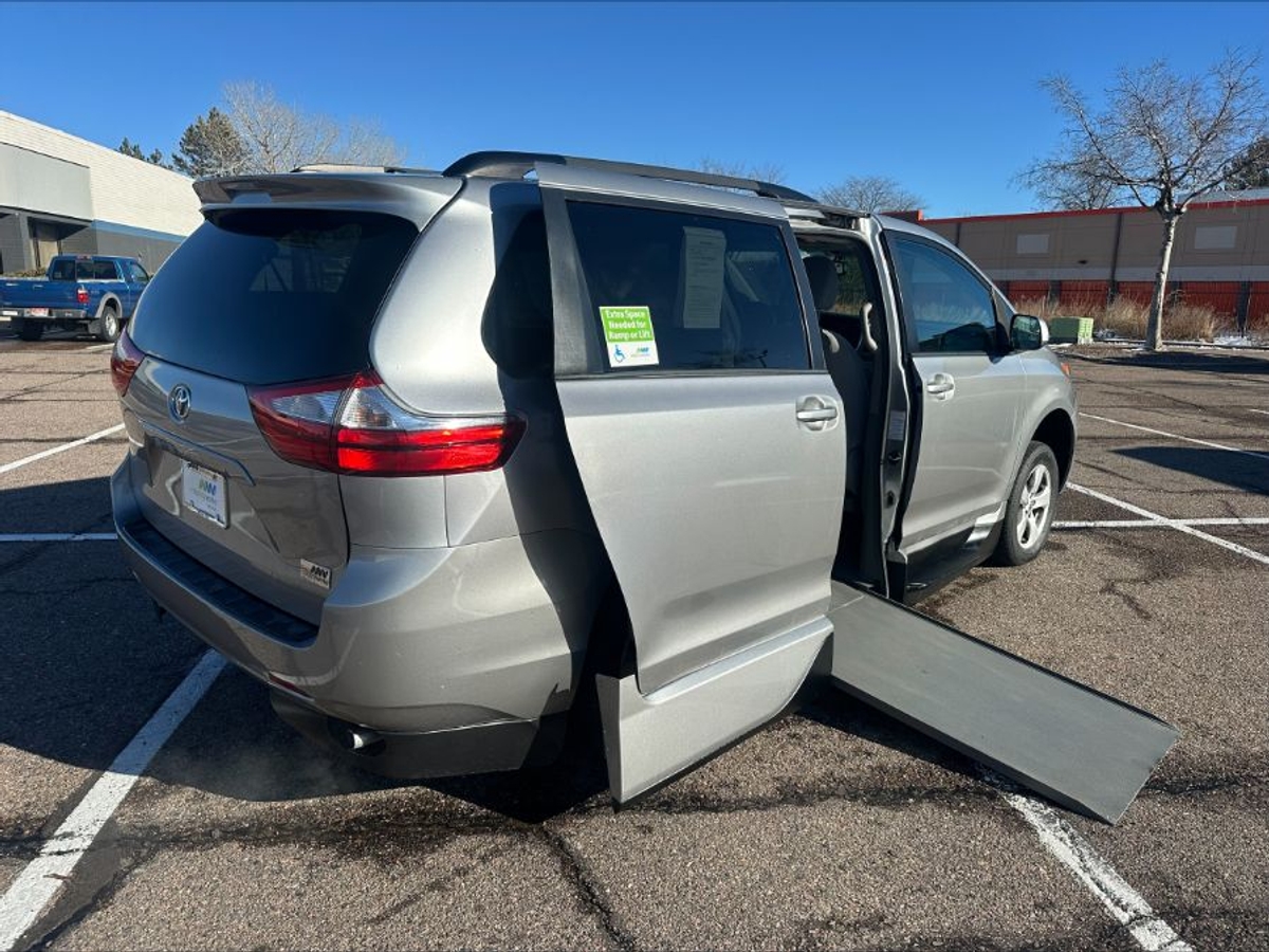 Silver Toyota Sienna image number 9