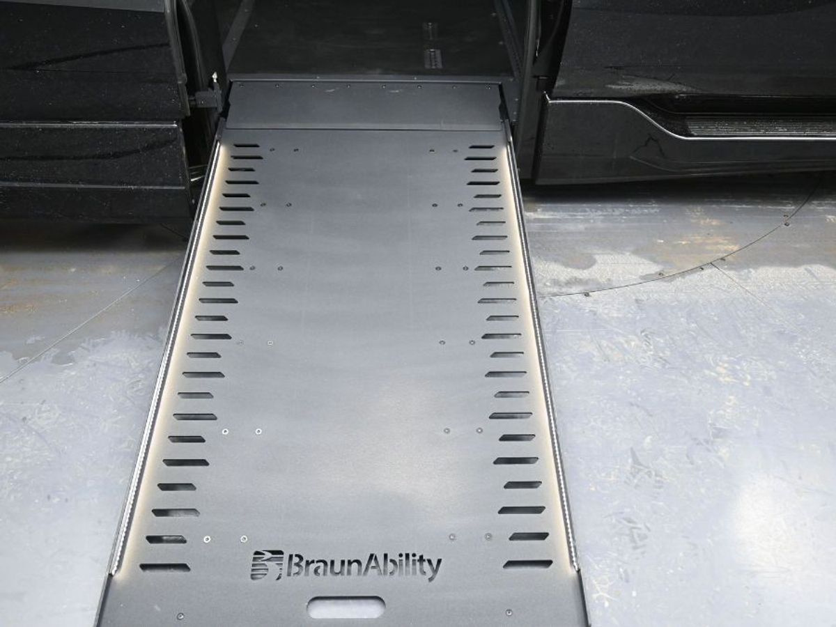 Black Honda Odyssey image number 10