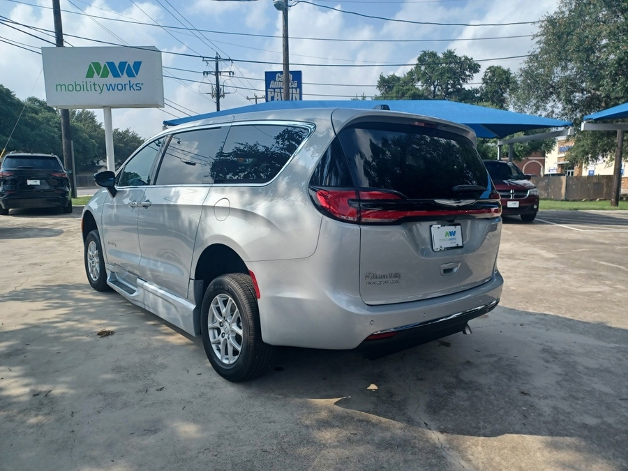 Silver Chrysler Pacifica image number 7