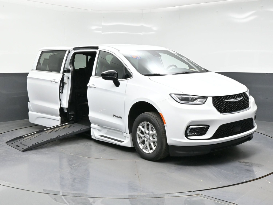 2026 Chrysler Pacifica's photo