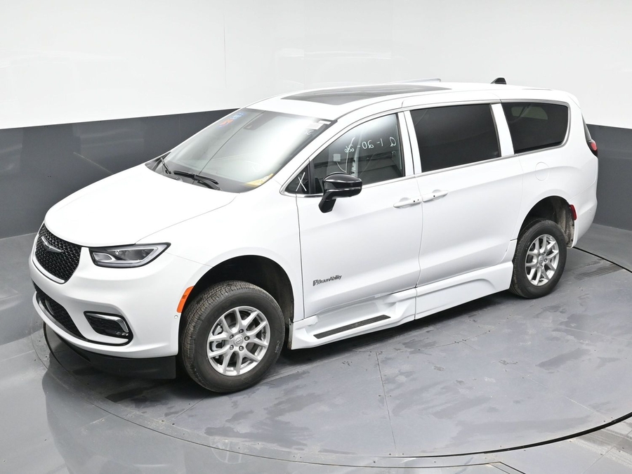 New 2025 Chrysler Pacifica Select Plus - BraunAbility Side Entry Entry In Floor Automatic Ramp