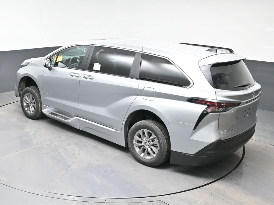 New 2025 Toyota Sienna Hybrid XLE Base - BraunAbility Side Entry Entry Fold Out Automatic Ramp