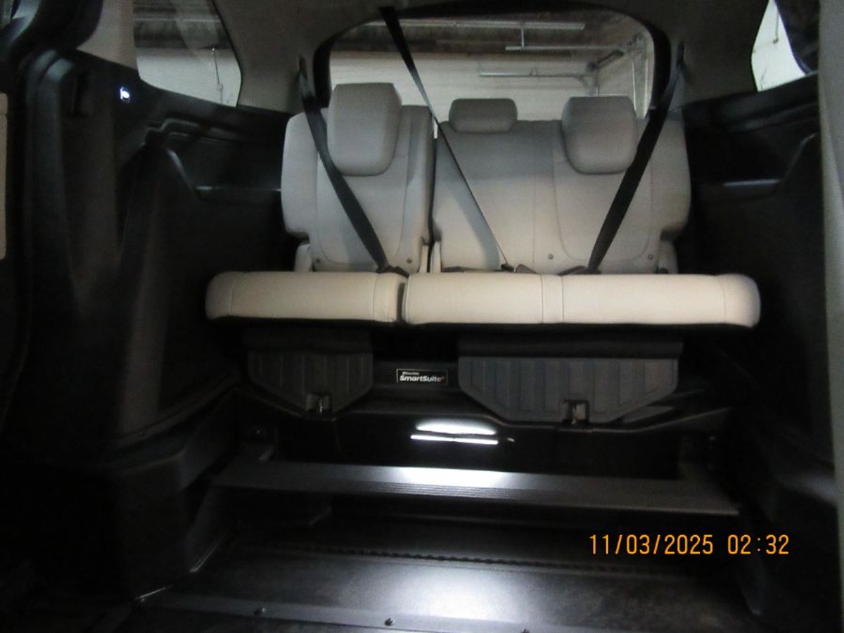 Silver Honda Odyssey image number 8