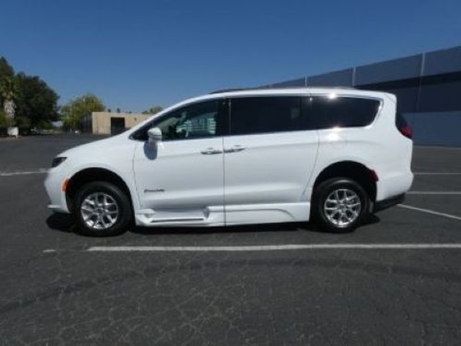 White Chrysler Pacifica image number 5
