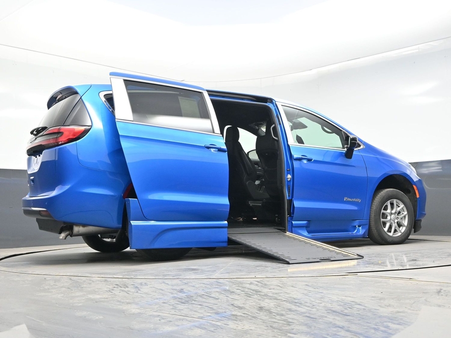 Blue Chrysler Pacifica image number 18