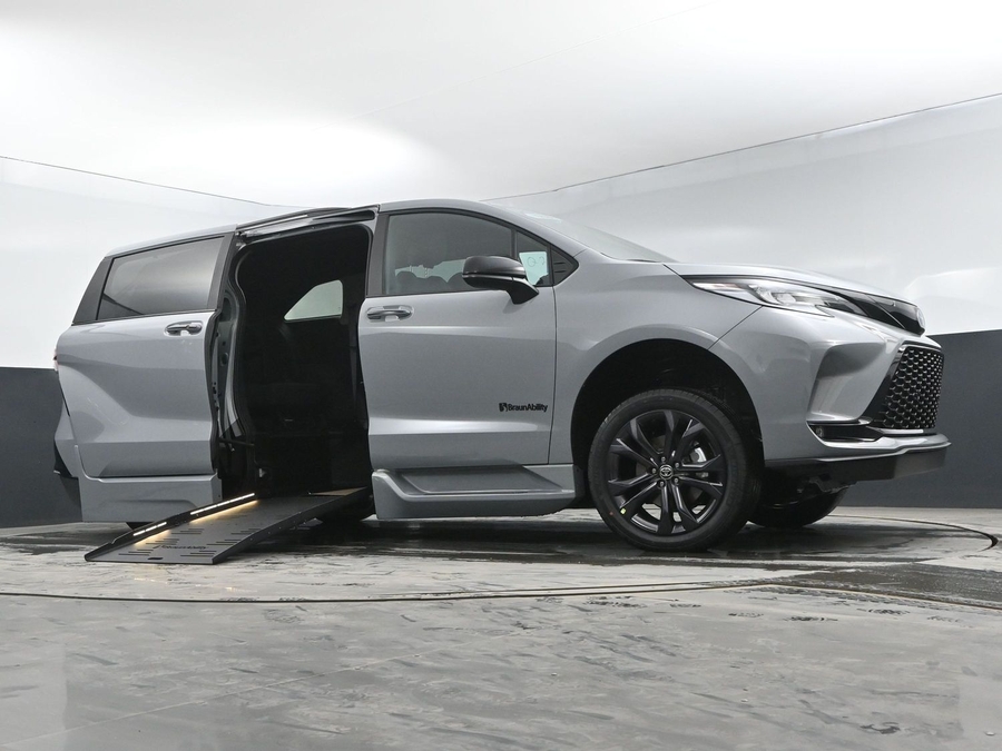 New 2026 Toyota Sienna Hybrid XSE Sport - BraunAbility Side Entry Fold Out Automatic Ramp