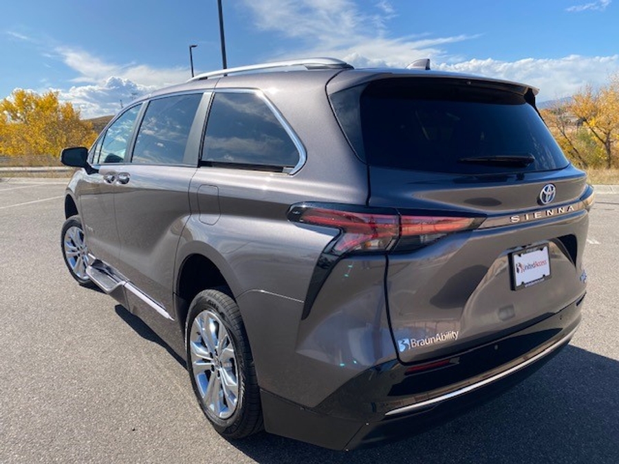 Used 2024 Toyota Sienna Hybrid Platinum - BraunAbility Side Entry Entry Fold Out Automatic Ramp