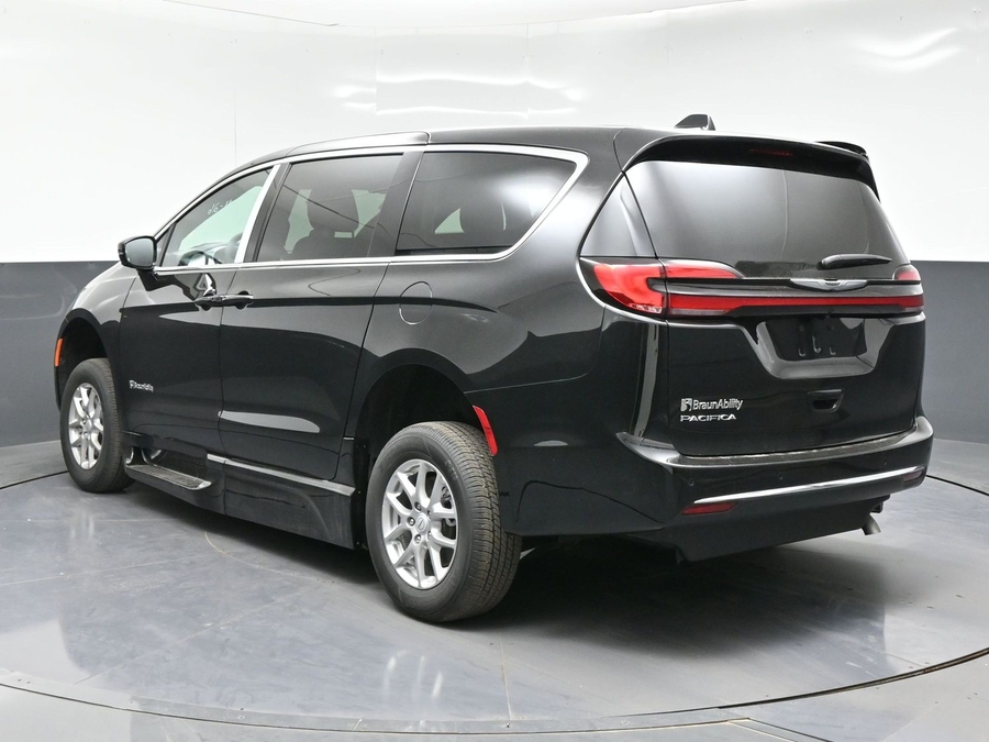 Black Chrysler Pacifica image number 2