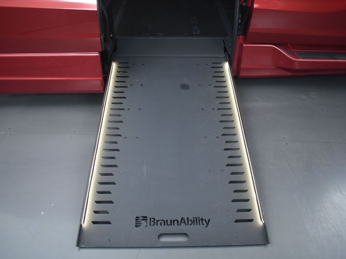 Red Honda Odyssey image number 10