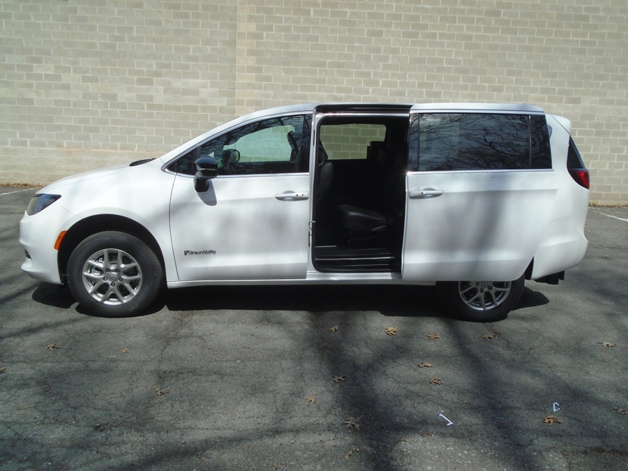 White Chrysler Voyager image number 5