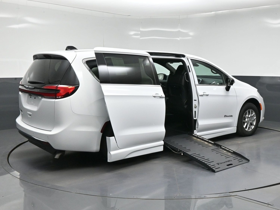 White Chrysler Pacifica image number 4