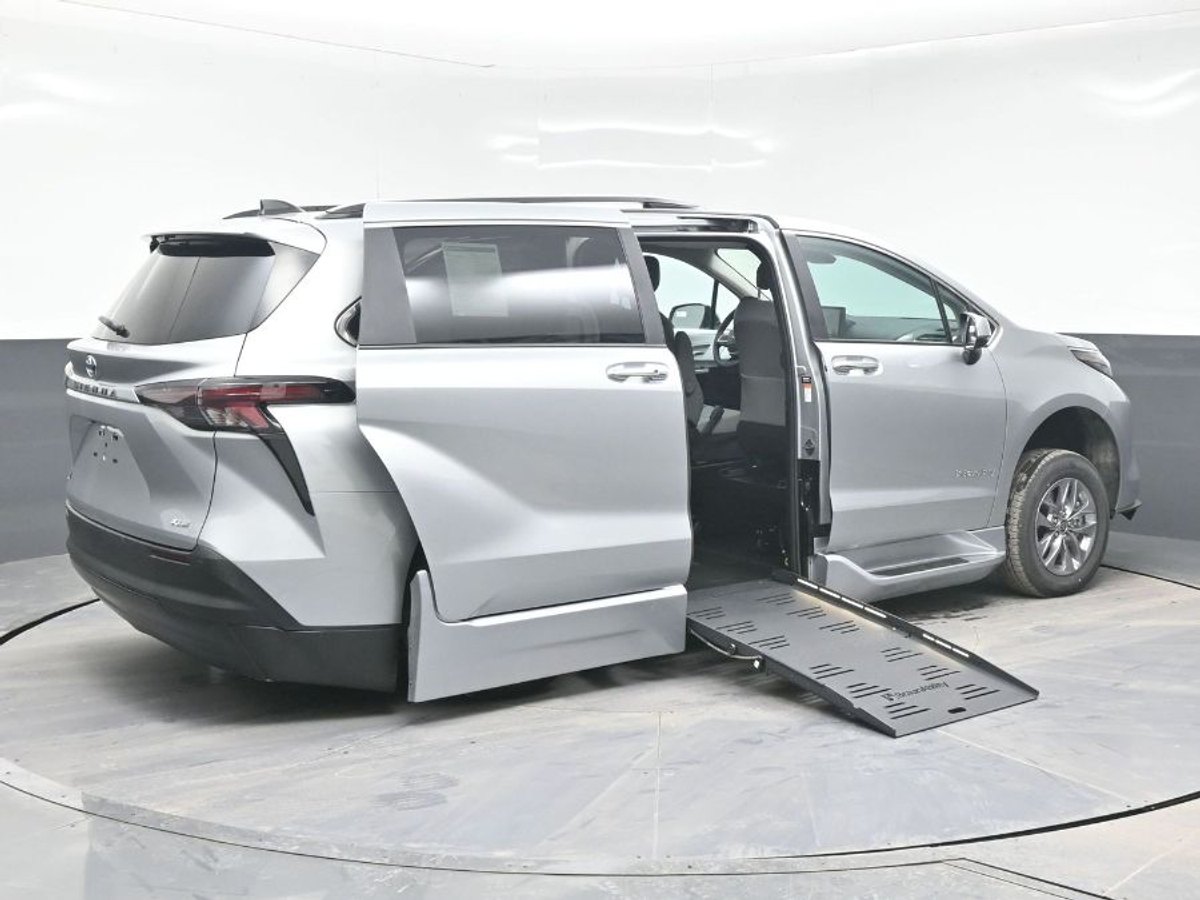 2025 TOYOTA SIENNA - Image 8
