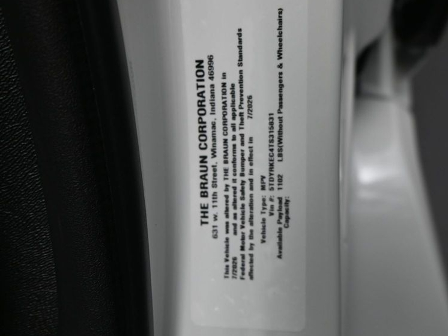 White Toyota Sienna image number 22