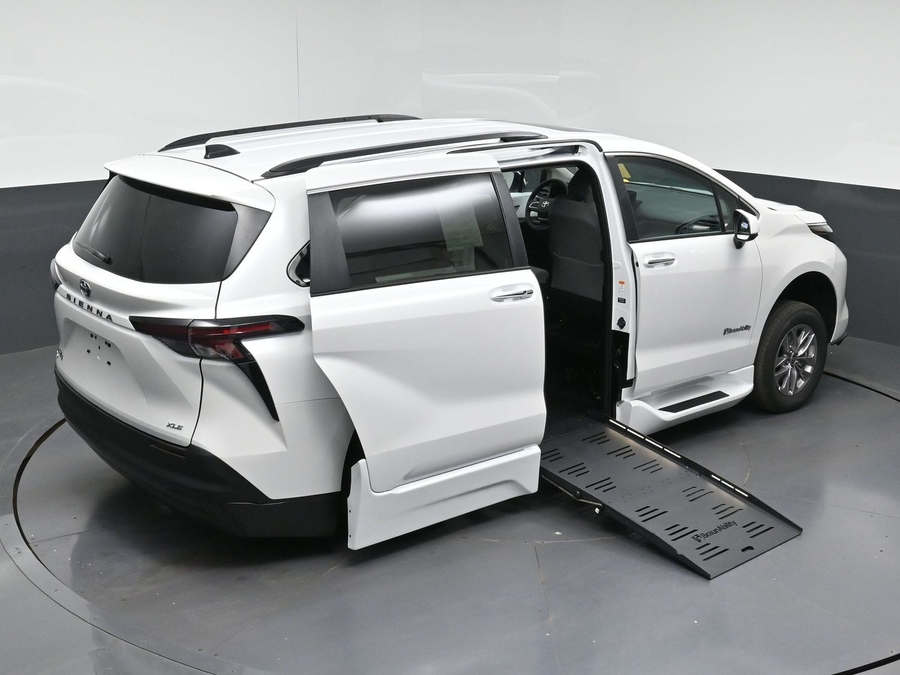 New 2026 Toyota Sienna Hybrid XLE Base - BraunAbility Side Entry Fold Out Automatic Ramp