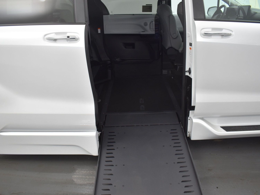 New 2025 Toyota Sienna Hybrid XLE Plus - BraunAbility Side Entry Entry In Floor Automatic Ramp