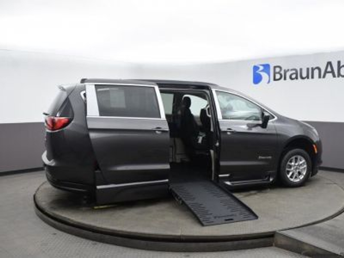 Grey Chrysler Voyager image number 16