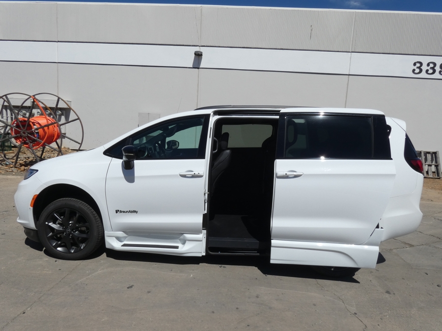 White Chrysler Pacifica image number 9