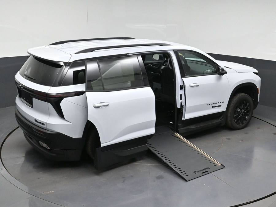 White Chevrolet Traverse image number 23