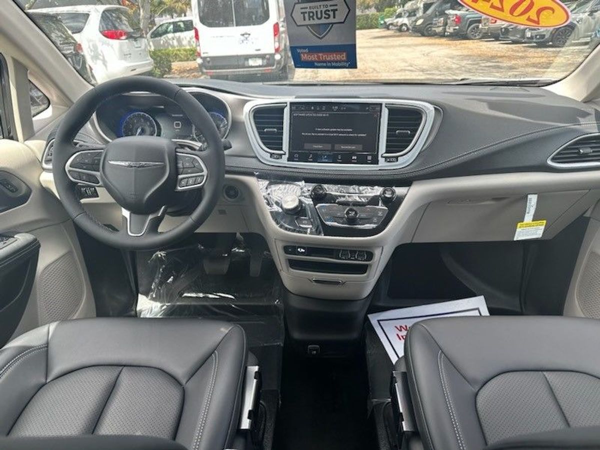 2024 Chrysler Pacifica Touring L - Photo 8
