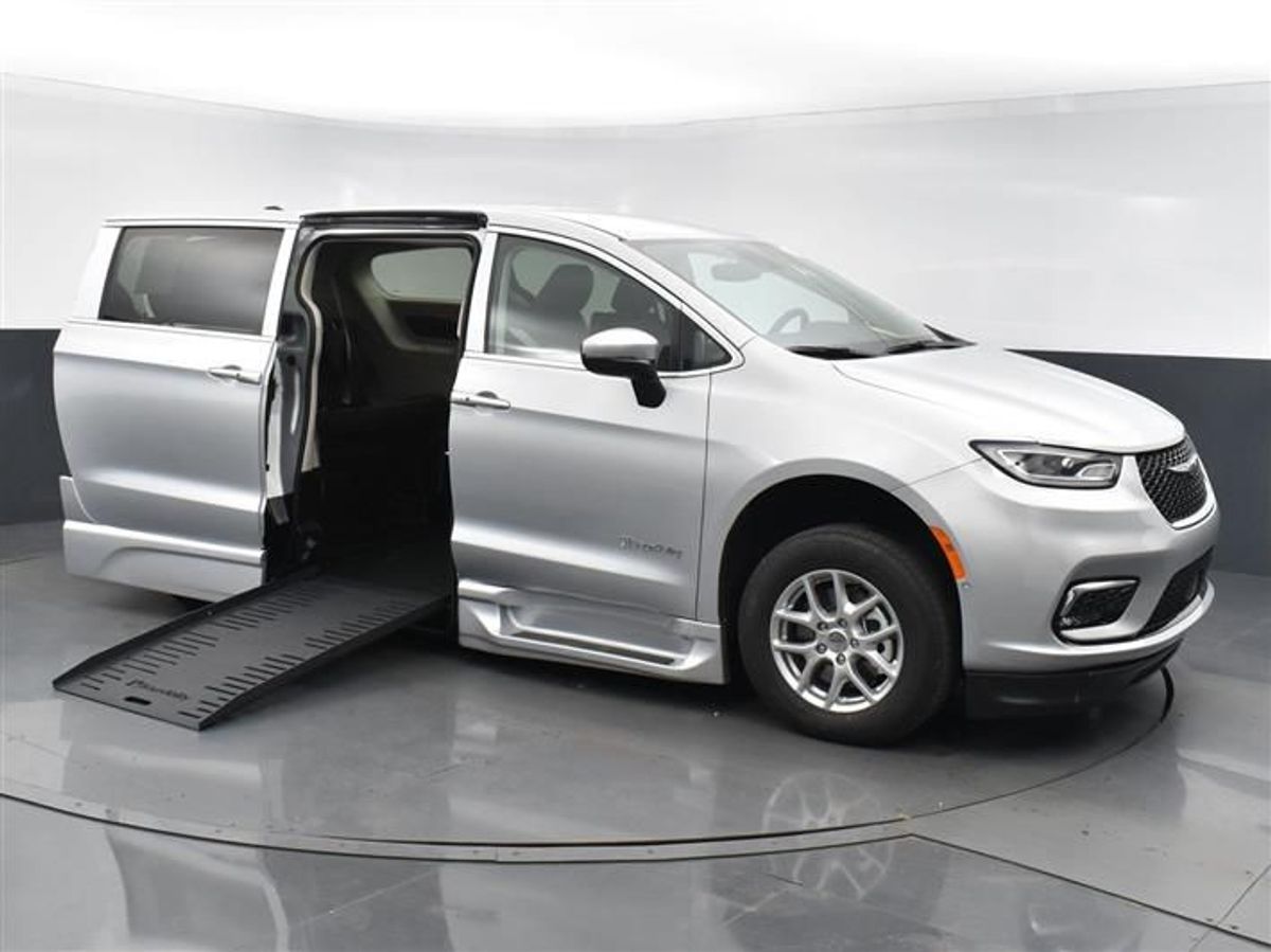 Silver Chrysler Pacifica image number 6