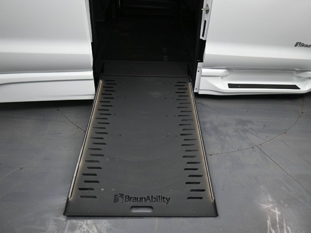 White Chrysler Pacifica image number 10