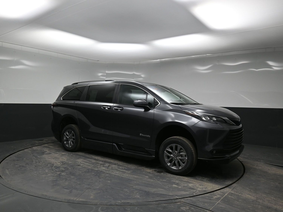 New 2025 Toyota Sienna Hybrid XLE Plus - BraunAbility Side Entry Entry In Floor Automatic Ramp