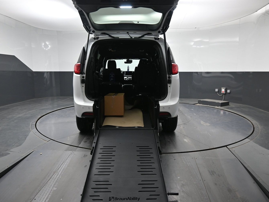 White Chrysler Voyager image number 3
