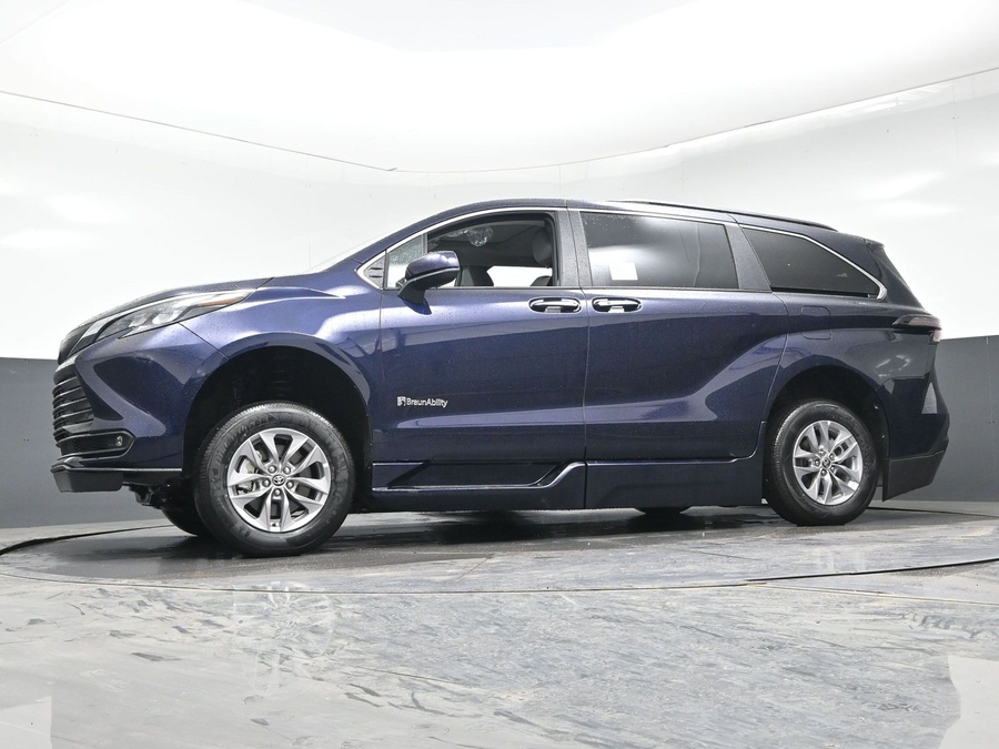 New 2026 Toyota Sienna Hybrid XLE Add - BraunAbility Side Entry Entry In Floor Automatic Ramp