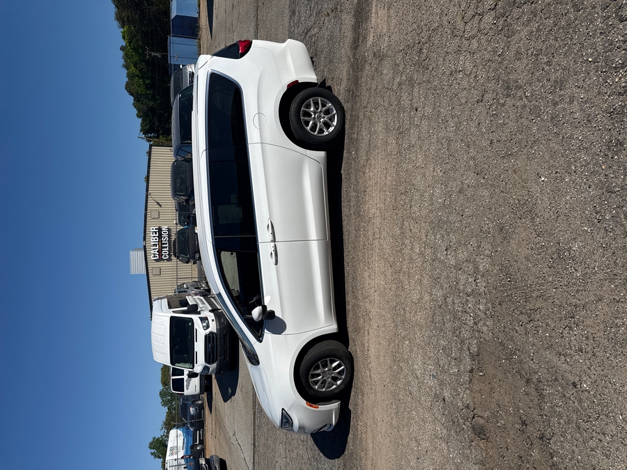 White Chrysler Pacifica image number 4