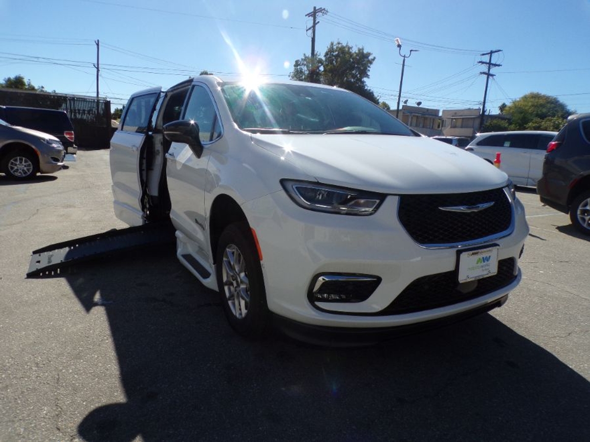 2025 CHRYSLER PACIFICA - Image 25