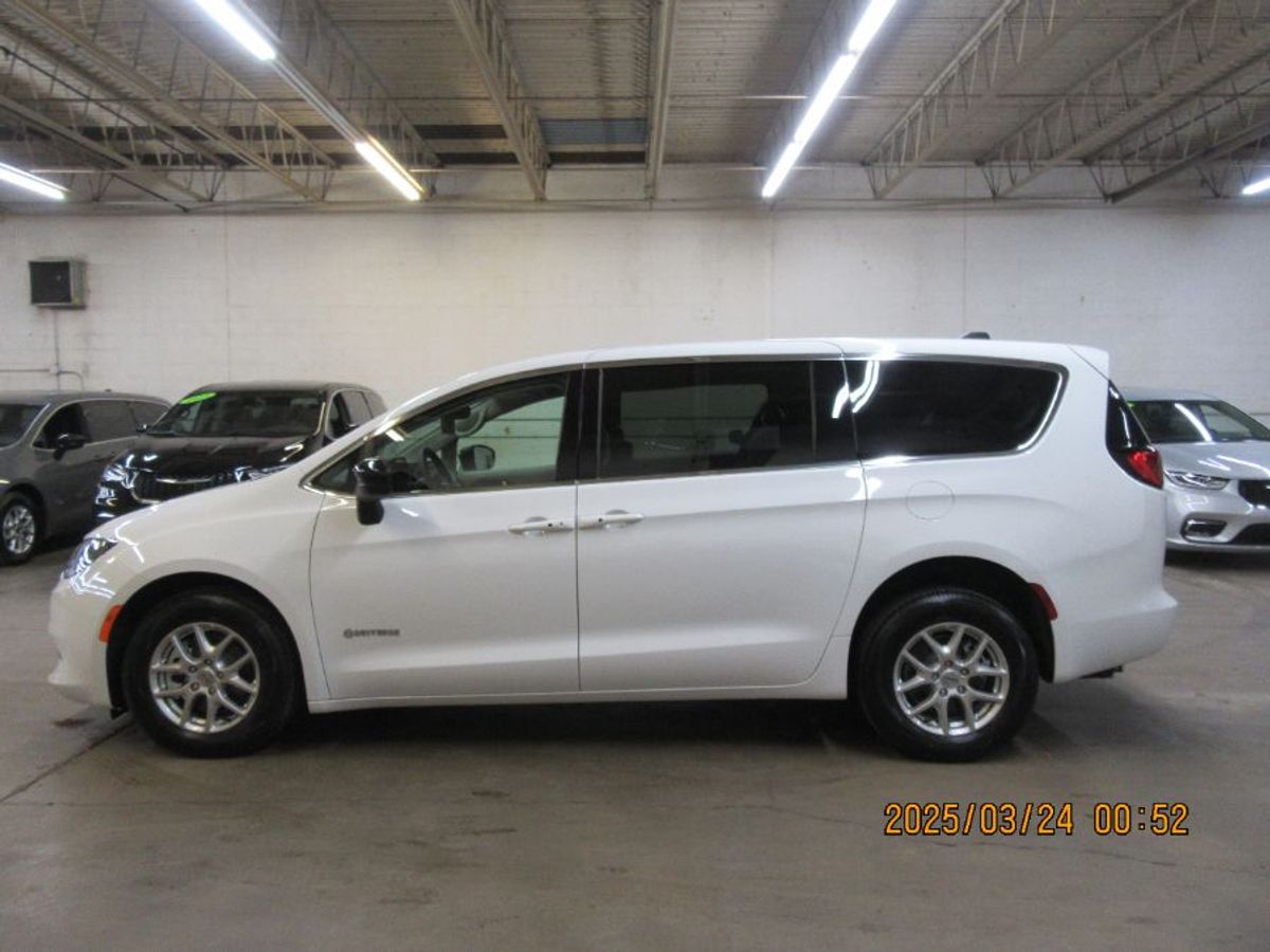 White Chrysler Voyager image number 11
