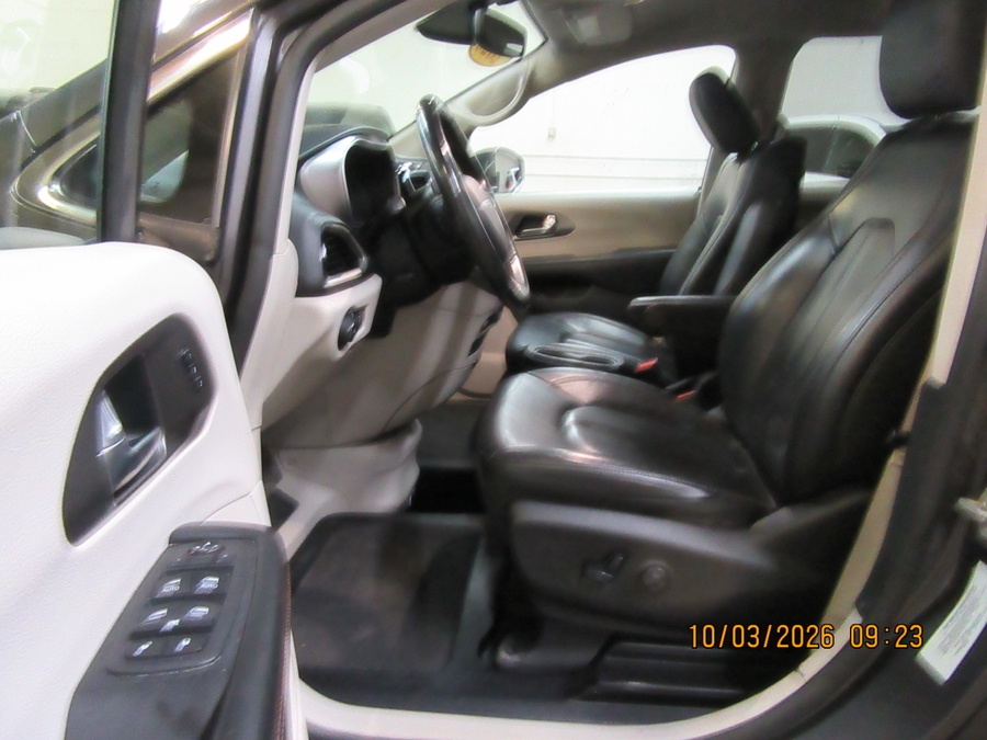 Grey Chrysler Pacifica image number 23