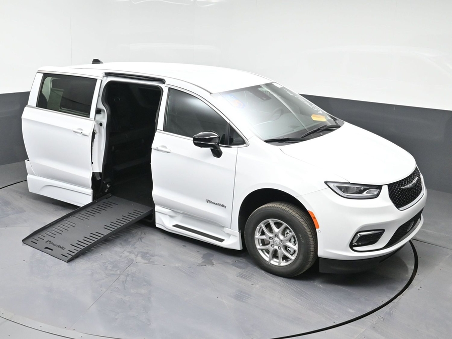 White Chrysler Pacifica image number 22