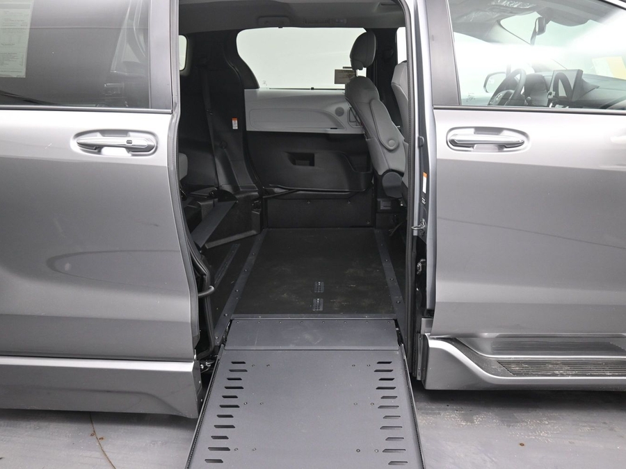 Grey Toyota Sienna image number 12