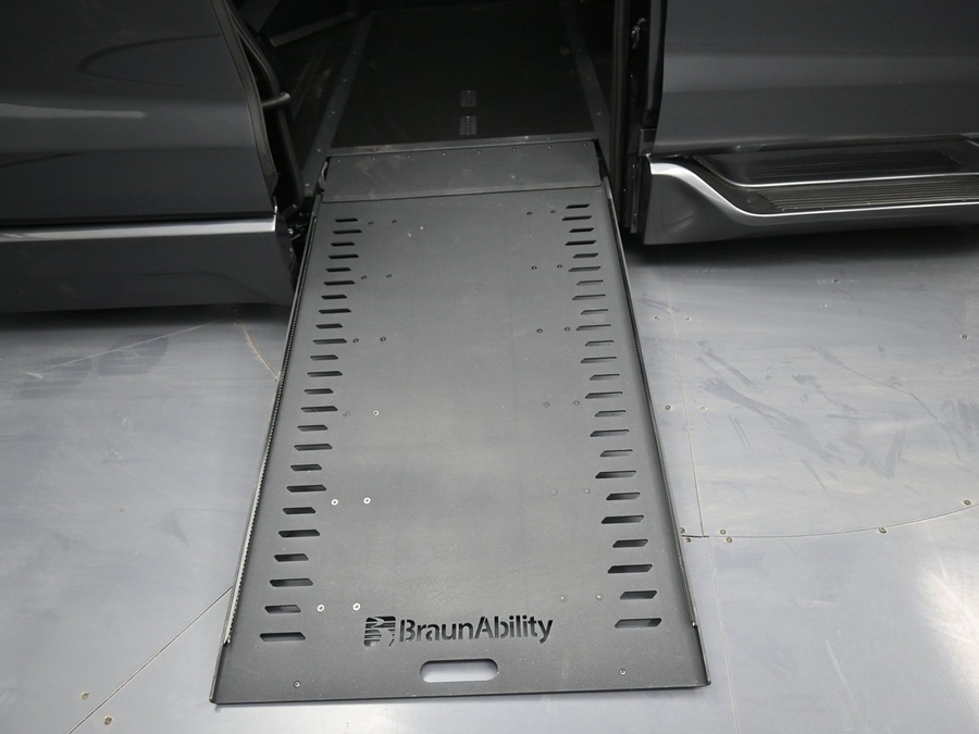 New 2025 Toyota Sienna Hybrid XSE Sport - BraunAbility Side Entry Entry In Floor Automatic Ramp